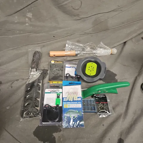 APPROXIMATELY 15 ASSORTED HOUSEHOLD ITEMS TO INCLUDE VEGETABLE CHOPPER ACCESSORIES, ADVANTA BOBBIN GREEN, MEAT CLEAVER, ETC