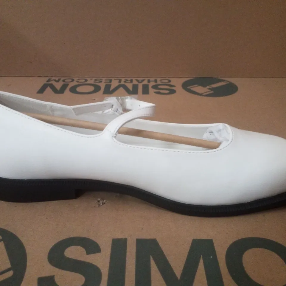 BOX CONTAINING APPROXIMATELY 9 PAIRS OF BRAND NEW SIMPLY BE ECRU BROOKE EX WIDE FLATS - SIZE 7