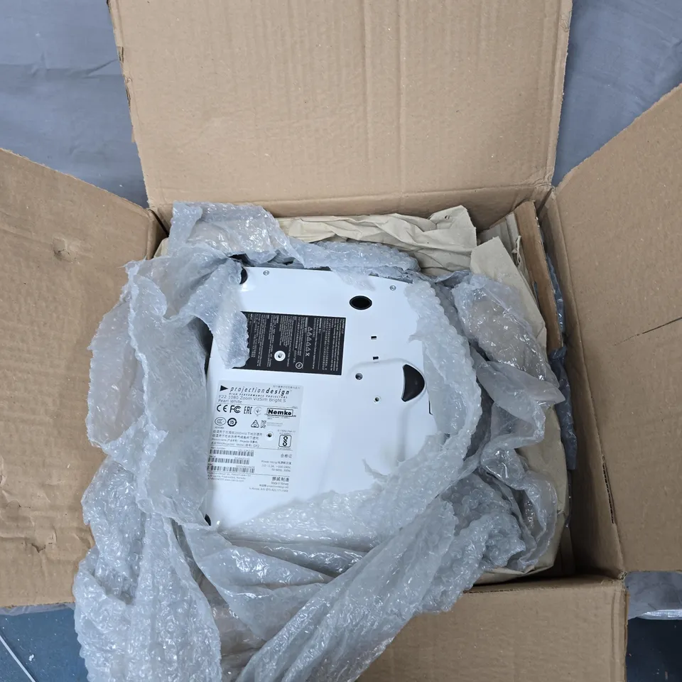 PROJECTIONDESIGN F22 1080 ZOOM VIZSIM BRIGHT S PROJECTOR – PEARL WHITE