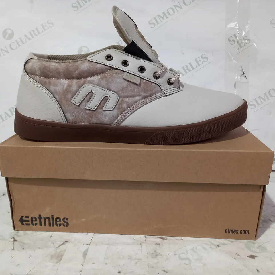 BOXED PAIR OF ETNIES JAMESON MID CRANK SHOES IN WARM GREY UK SIZE 10