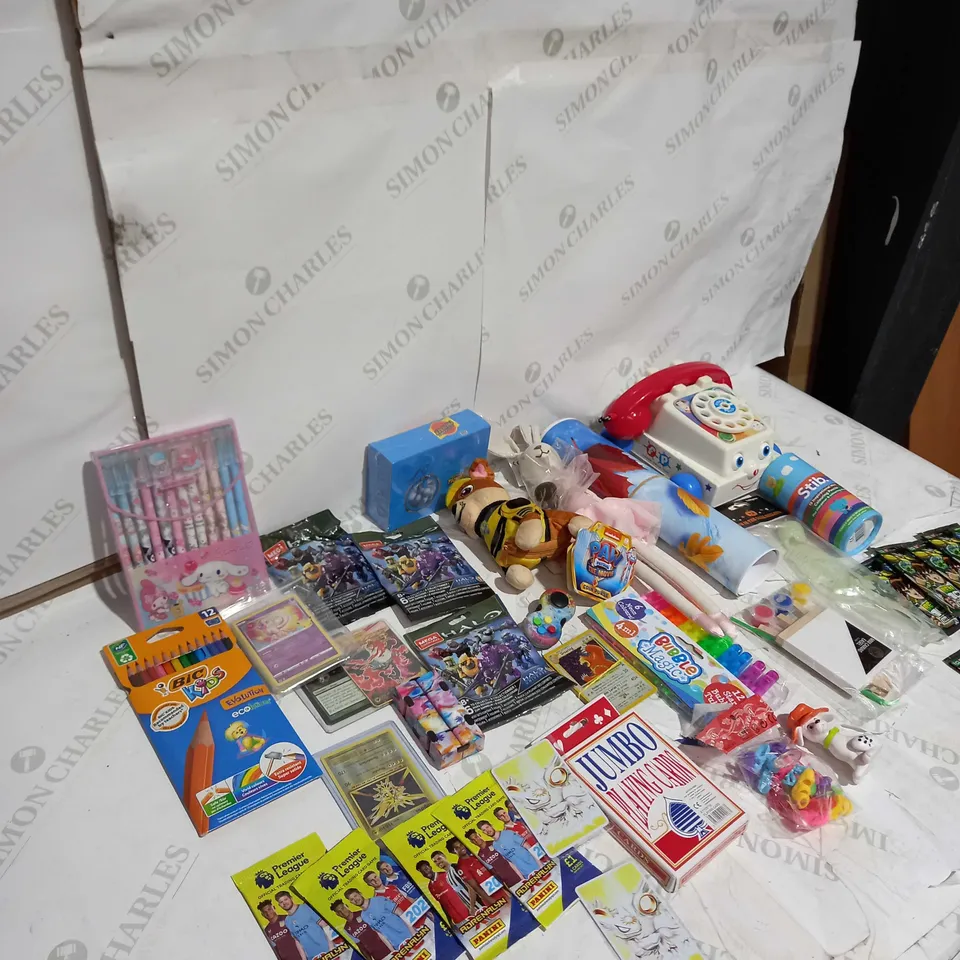 LOT OF ASSORTED CHILDRENS ITEMS TO INCLUDE TOYS, TEDDIES AND CARD GAMES