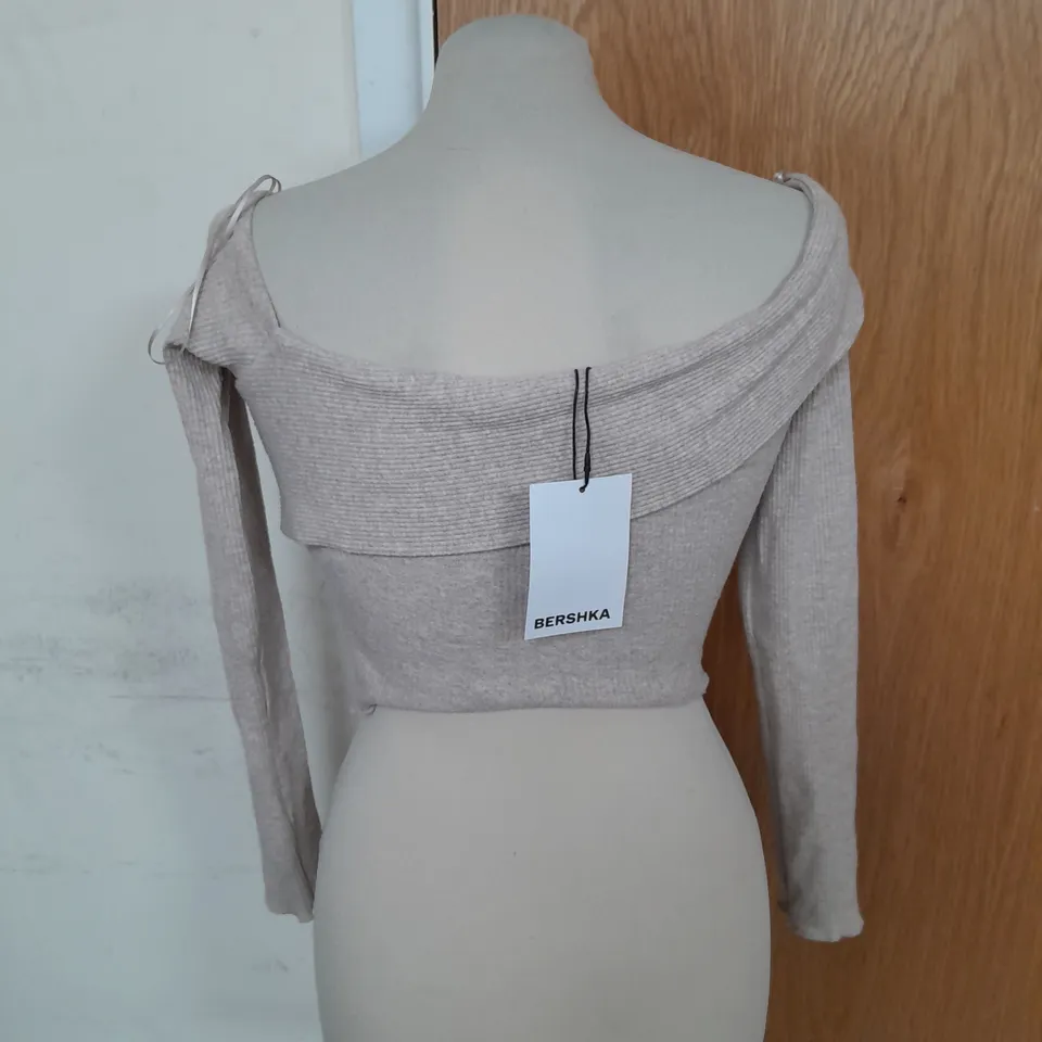 BERSHKA ASYMETRICAL SHOULDER RIBBED JUMPER IN LIGHT BROWN SIZE M