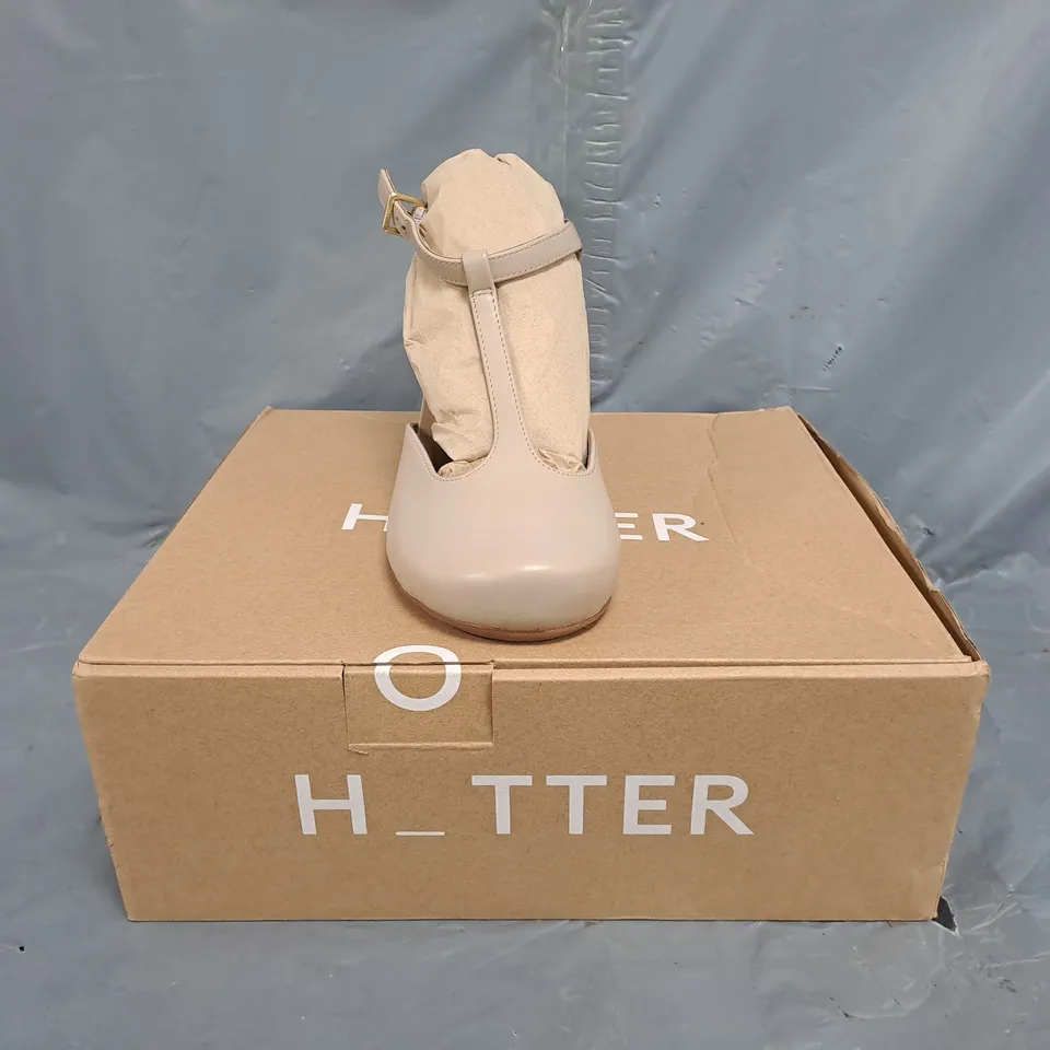 BOXED PAIR OF HOTTER HEELED SHOES IN SOFT BEIGE SIZE UK 7