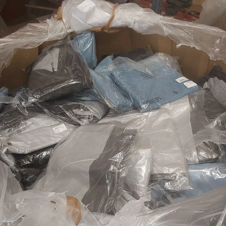 PALLET CONTAINING APPROXIMATELY 500x BRAND NEW ASSORTED DESIGNER CLOTHING ITEMS INCLUDING: JD WILLIAMS JEANS, DENIM JUMPSUITS ECT