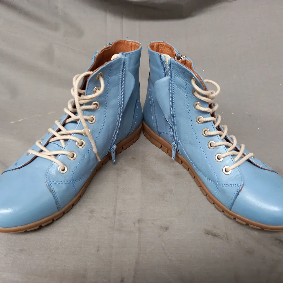 BOXED PAIR OF ADESSO DENVER BOOTS IN BLUE SIZE 7 