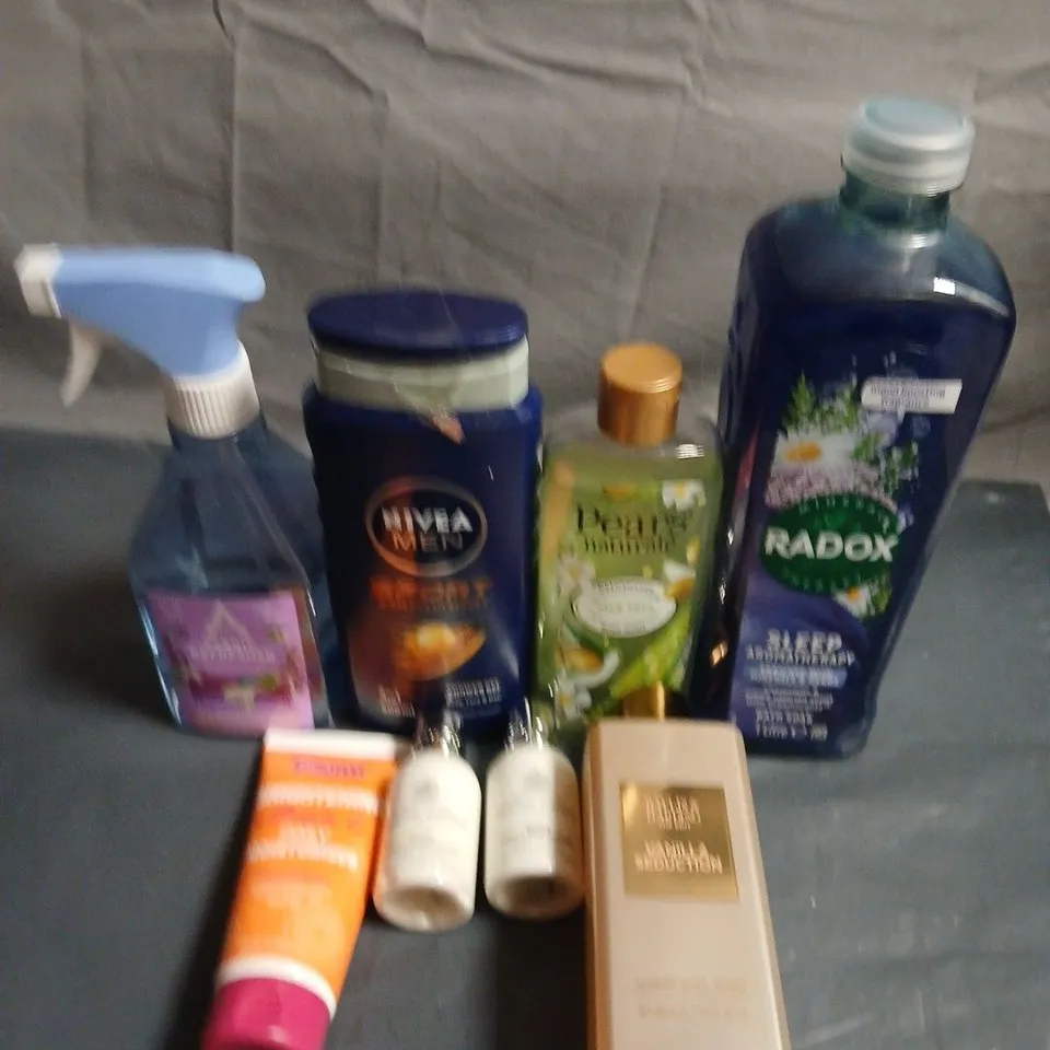 APPROXIMATELY 15 ASSORTED HEALTH & BEAUTY PRODUCTS TO INCLUDE RADOX, NIVEA MEN AND MOLTON BROWN