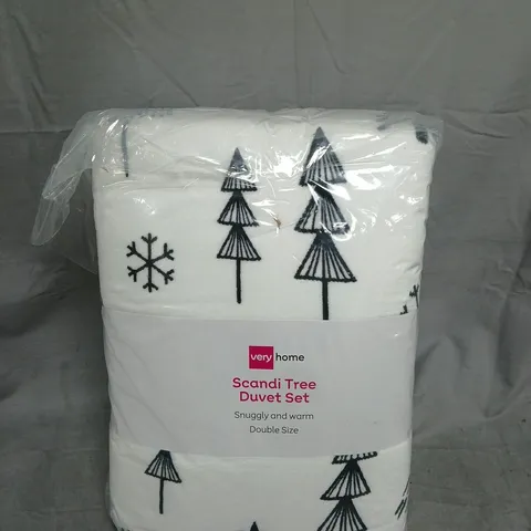 VERY HOME SCANDI TREE MONO PRINTED FLEECE CHRISTMAS DUVET COVER SET