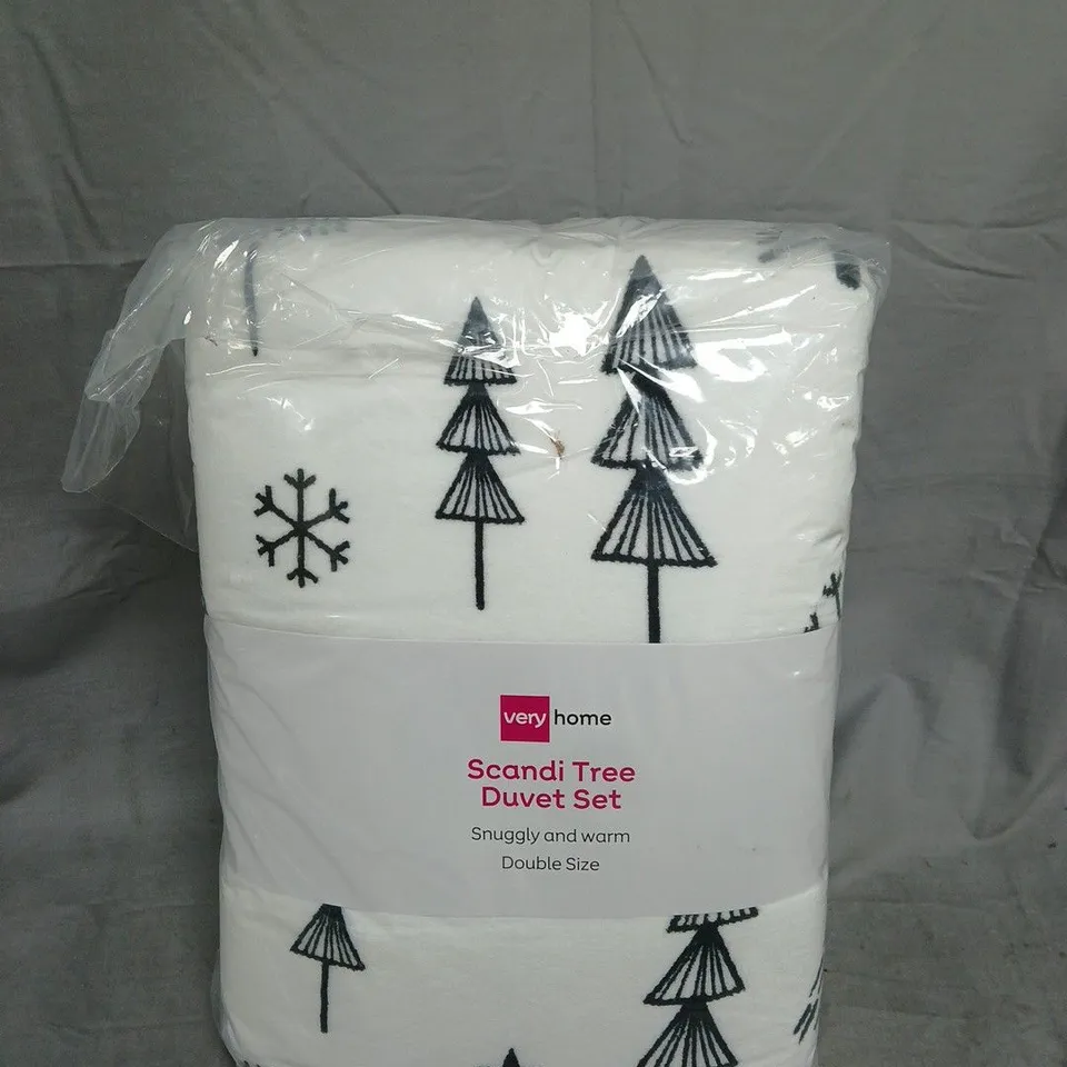 VERY HOME SCANDI TREE MONO PRINTED FLEECE CHRISTMAS DUVET COVER SET