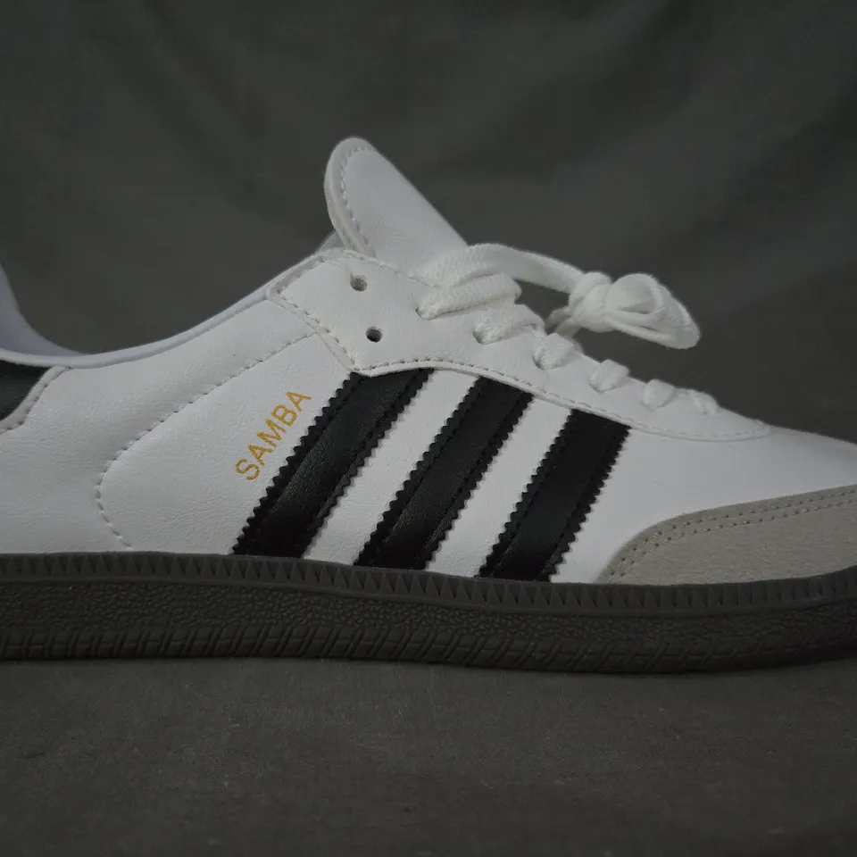 PAIR OF ADIDAS SAMBA SHOES IN WHITE/BLACK UK SIZE 9