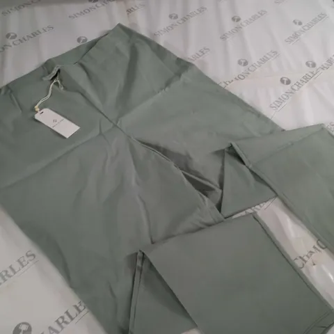 MAISON DE NIMES BENGALINE STRETCH CAPRI TROUSERS IN SAGE - L