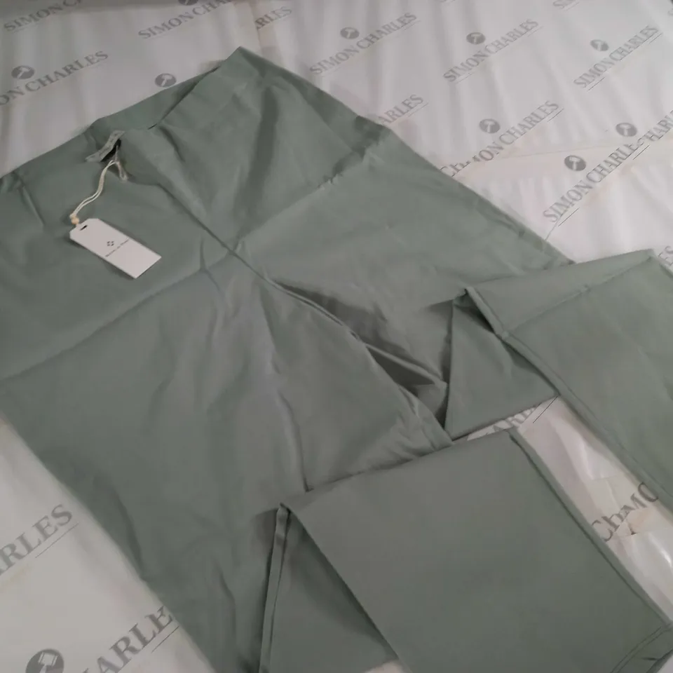 MAISON DE NIMES BENGALINE STRETCH CAPRI TROUSERS IN SAGE - L
