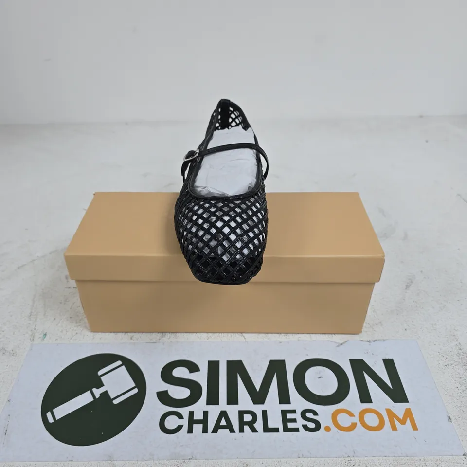 BOXED PAIR OF SIMMI LONDON CECILIA BLACK WOVEN SHOES - UK 7