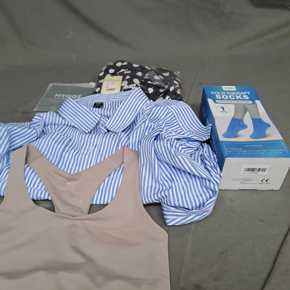 APPROXIMATELY 25 ASSORTED CLOTHING ITEMS IN VARIOUS SIZES TO INCLUDE - SOCKS , SPORTS TOP , SHIRT ETC