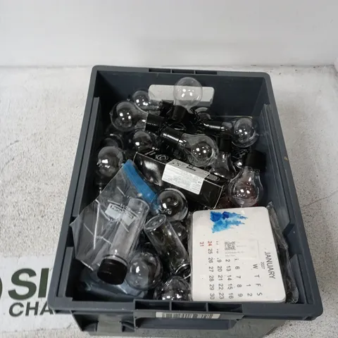BOX CONTAINING A MIX OF APPROXIMATELY 15 ASSORTED HOUSEHOLD ITEMS INCLUDING LIGHTING, A SMALL BOTTLES HIGHLIGHTERS ETC. 