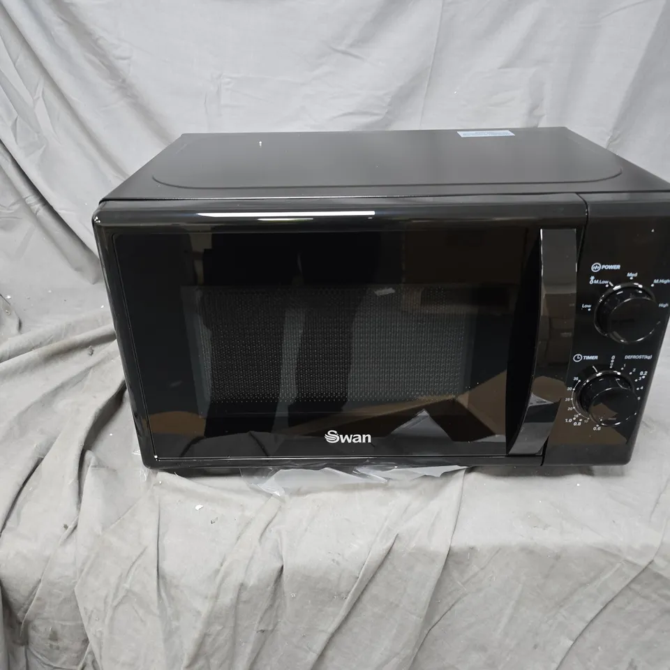 SWAN 700W MICROWAVE OVEN – BLACK (BOXED)