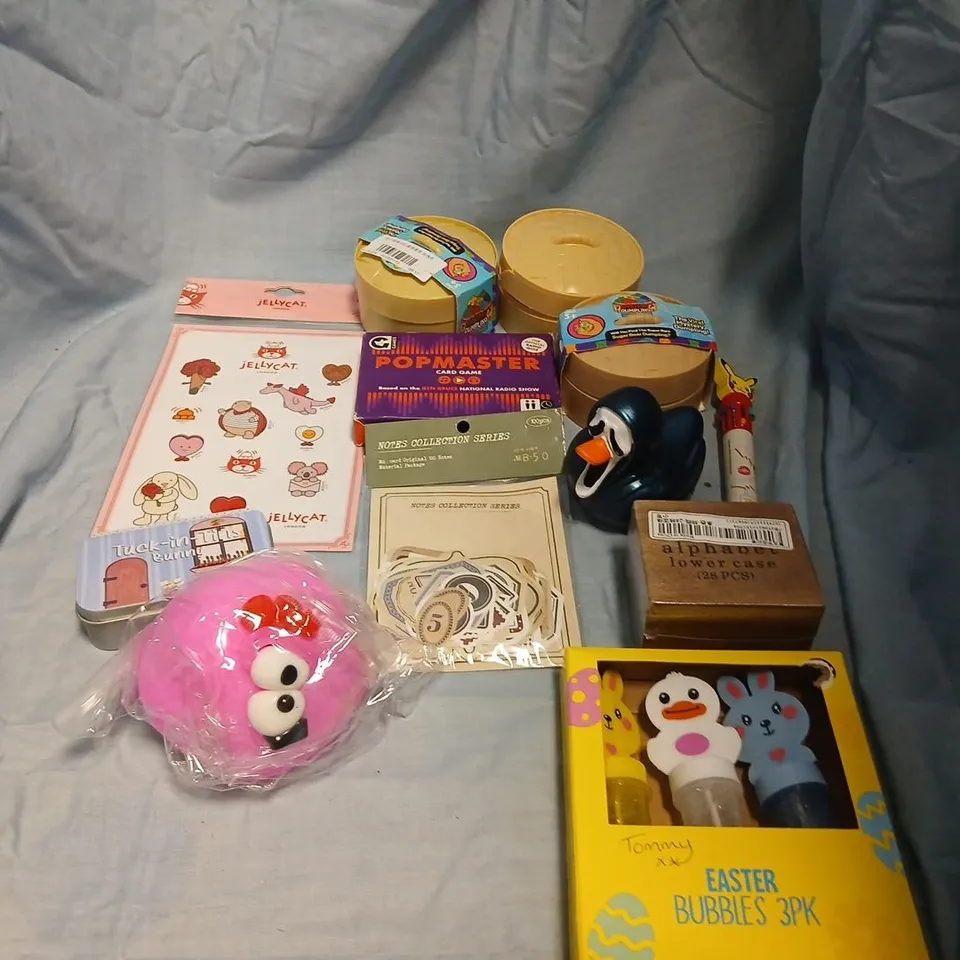 LARGE QUANTITY OF ASSORTED TOYS AND ACCESSORIES TO INCLUDE; GHOST FACE RUBBER DUCK, EASTER BUBBLE 3PK, MYSTERY DUMPLINGS, JELLYCAT STICKERS AND TUCK IN TINS BUNNY