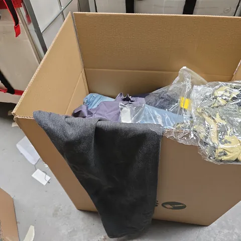 BOX OF APPROXIMATELY 25 ASSORTED CLOTHING ITEMS INCLUDING  – JEANS & TOPS, HANDMADE TAG, SIZE M 