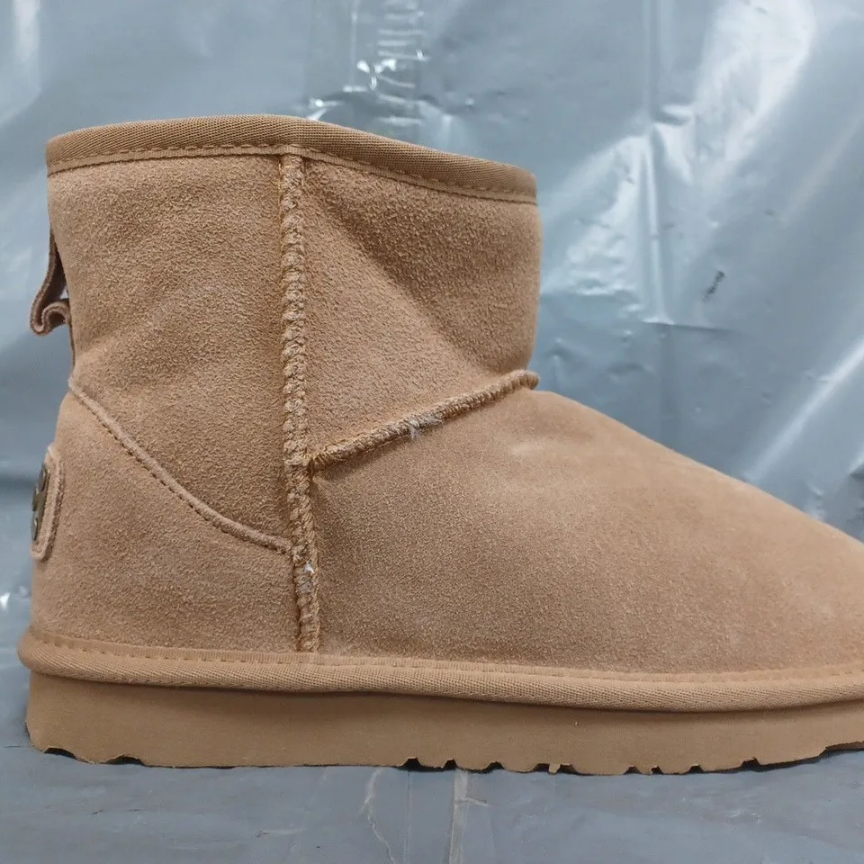 BOXED PAIR OF AUSLAND WOMEN'S CLASSIC SHORT SNOW BOOTS IN CHESTNUT SIZE UK 5