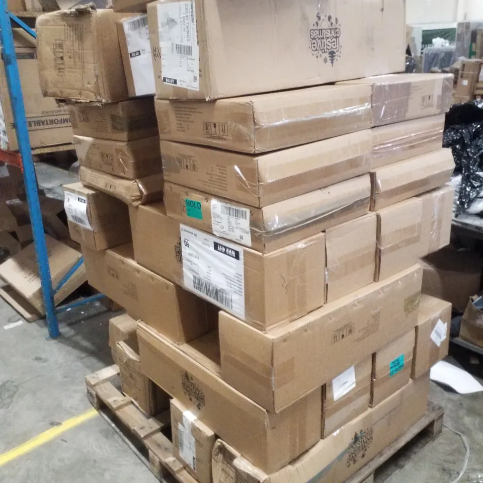 PALLET CONTAINING APPROXIMATELY 25 ASSORTED FESTIVE CHRISTMAS TREES & 12 CHRISTMAS WREATHS 