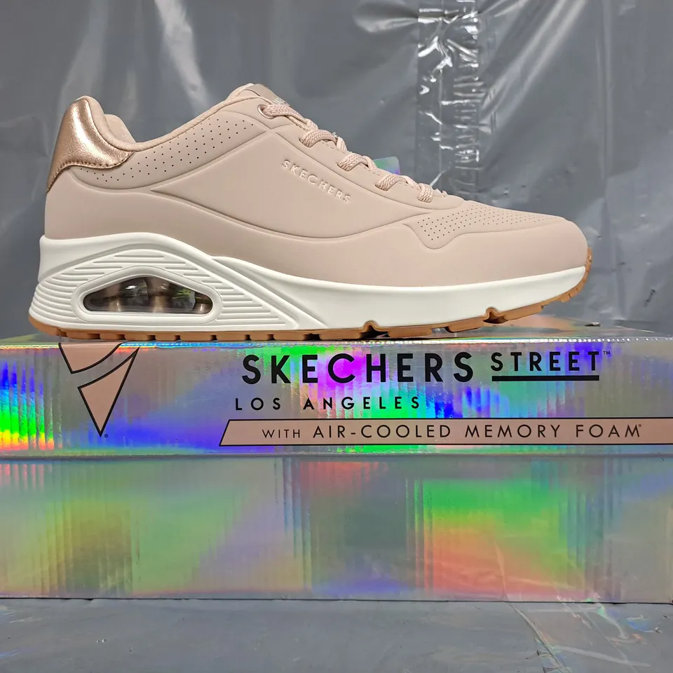 BOXED PAIR OF SKECHERS WOMEN'S SHOES IN PALE PINK/ROSE GOLD SIZE UK 7