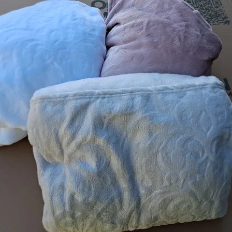 LOT OF 3 COZZEE HOME THROWS IN ASSORTED COLOURS - SIZE UNSPECIFIED 