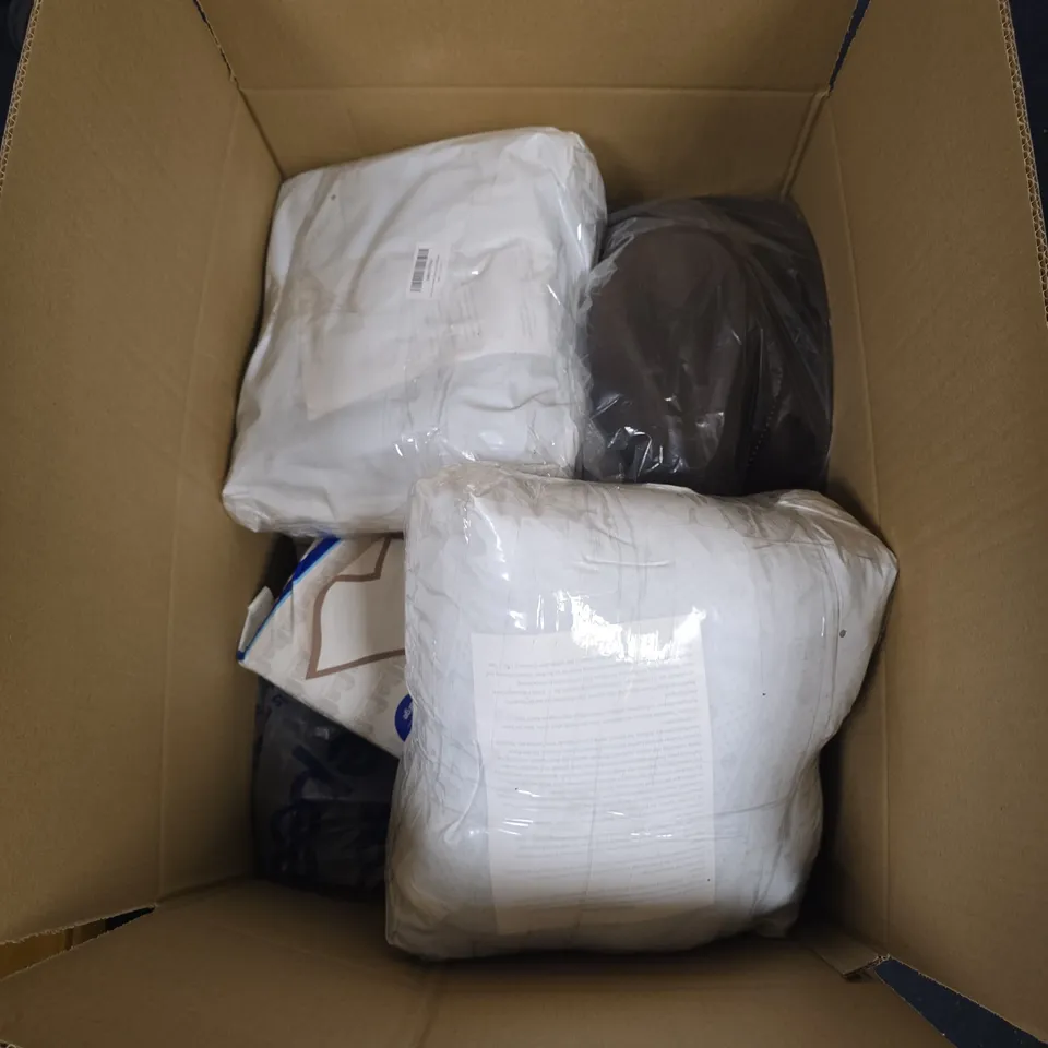 BOX OF APPROXIMATELY 10 ASSORTED ITEMS INCLUDING HARBOUR HOUSEWARES ABSORBENT PADS LARGE, A COWBOY HAT AND A RUG