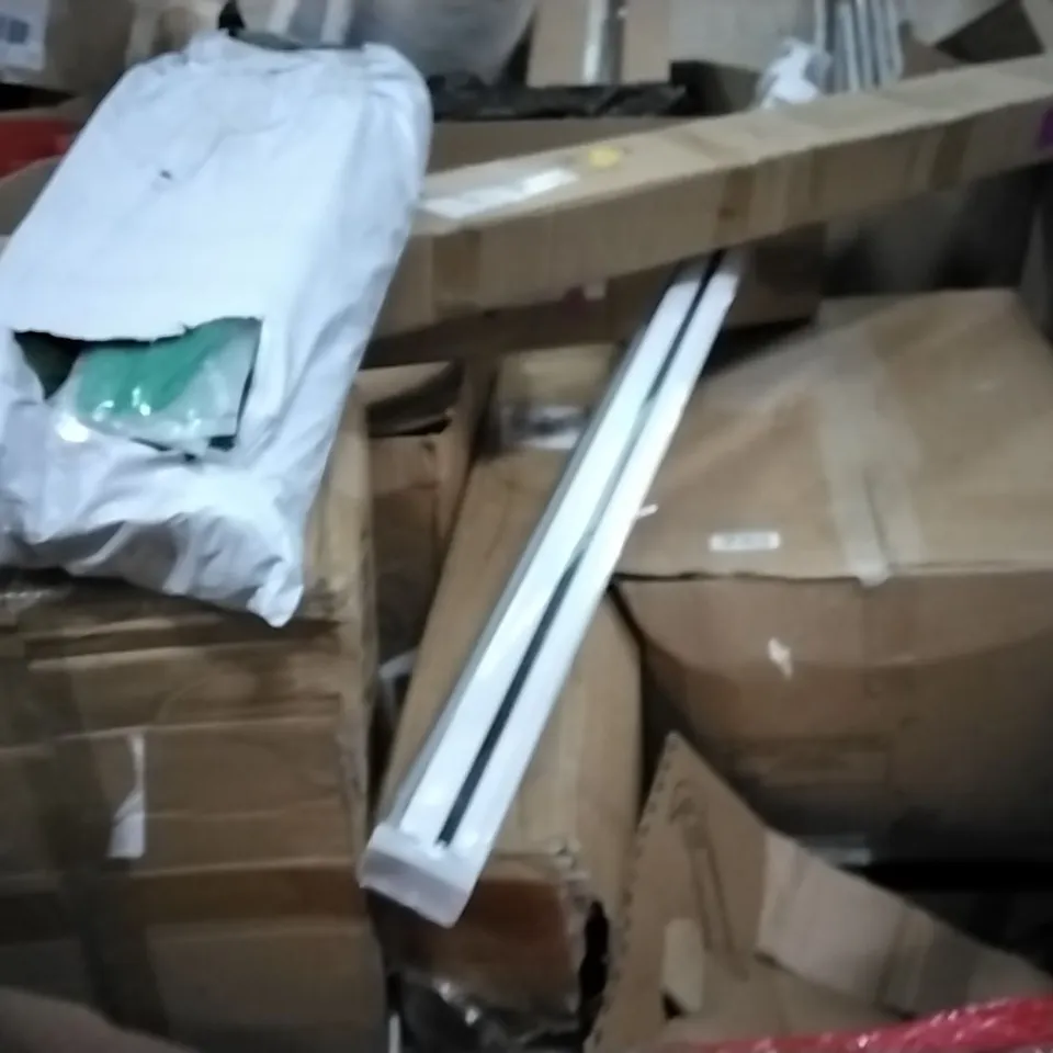 PALLET OF ASSORTED PRODUCTS AND HOUSEHOLD GOODS TO INCLUDE;CLOTHES DRYING RACK,RETRACTABLE SAFETY GATE,LARGE AREA RUG