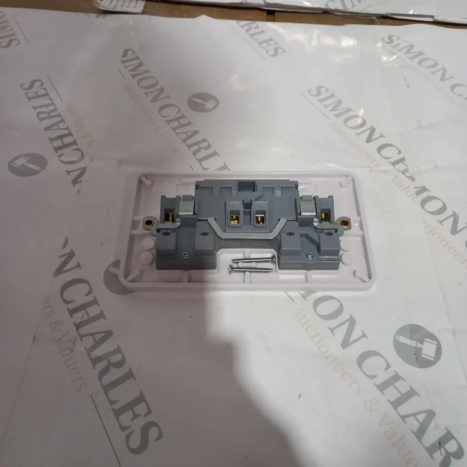 SCHNEIDER ELECTRIC LISSA X5 PLUG SOCKETS