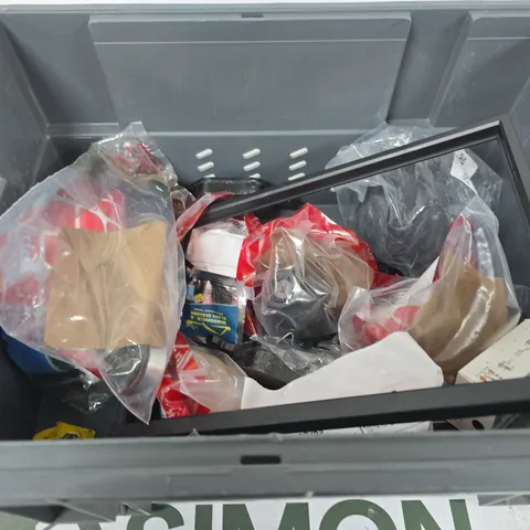 APPROXIMATELY 10 ASSORTED VEHICLE PARTS AND ACCESSORIES 