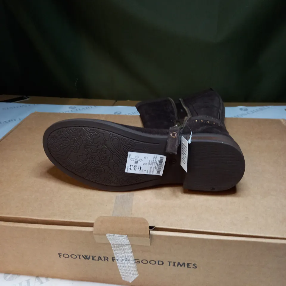 JOE BROWNS STUDDED BOOTS SIZE 4