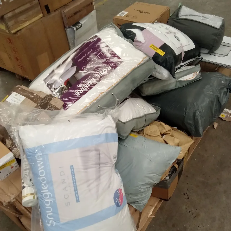PALLET OF ASSORTED INCOMPLETE FURNITURE PARTS AND BEDDING PRODUCTS 