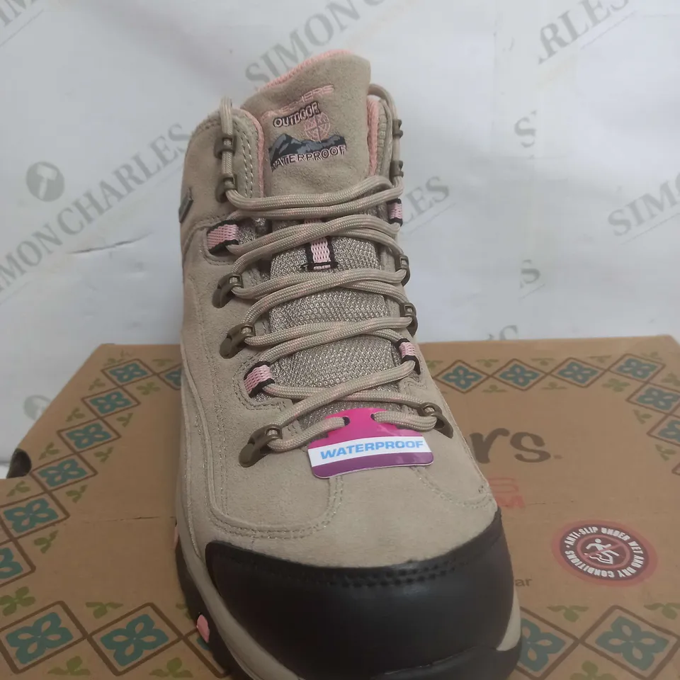 SKETCHERS WATERPROOF BOOT SIZE 8