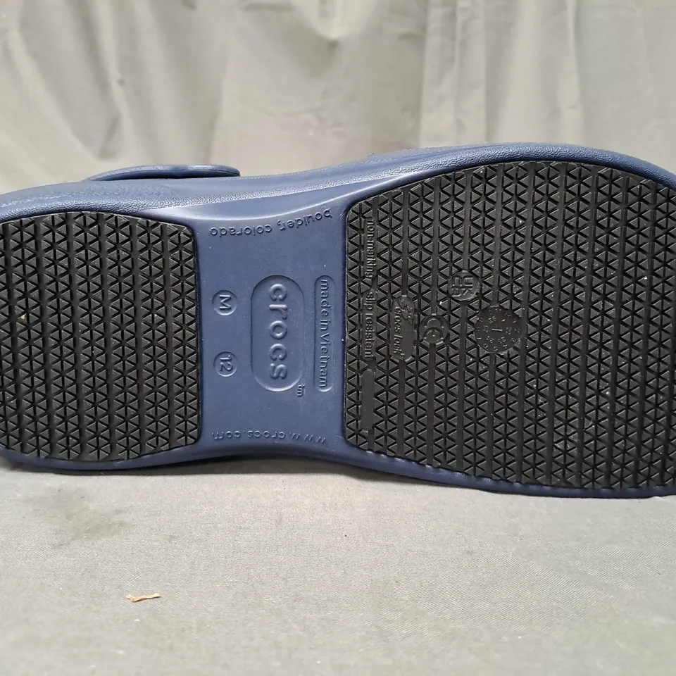 PAIR OF CROCS BISTRO IN NAVY UK SIZE M11/W12