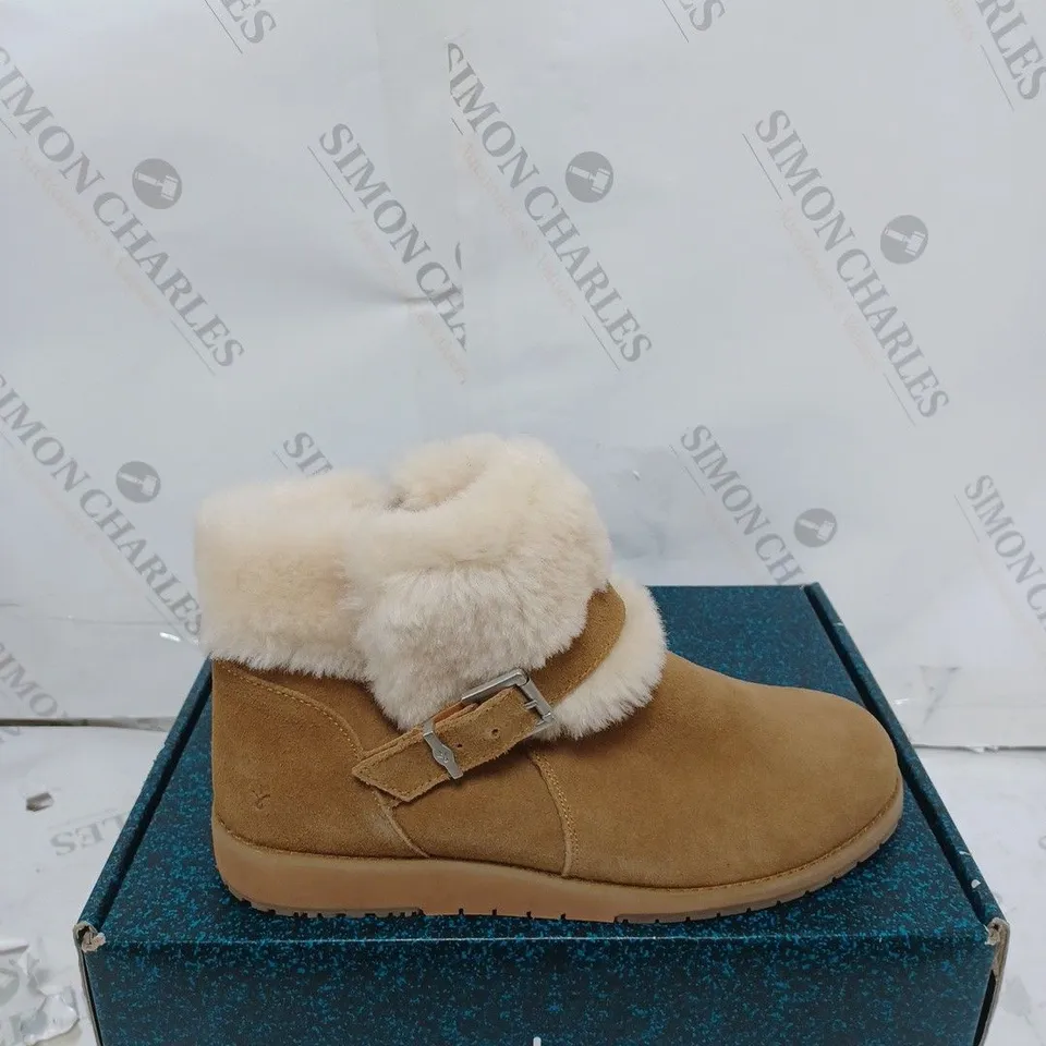 PAIR OF BOXED EMU OXLEY FUR CUFF BOOTS SIZE 6