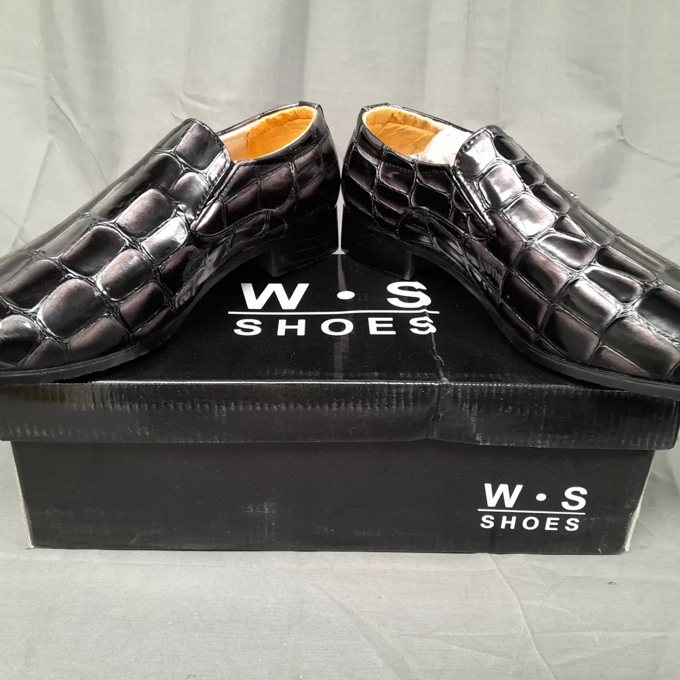 BOX OF APPROXIMATELY 6 PAIRS OF W.S SLIP-ON SHOES IN BLACK - VARIOUS SIZES