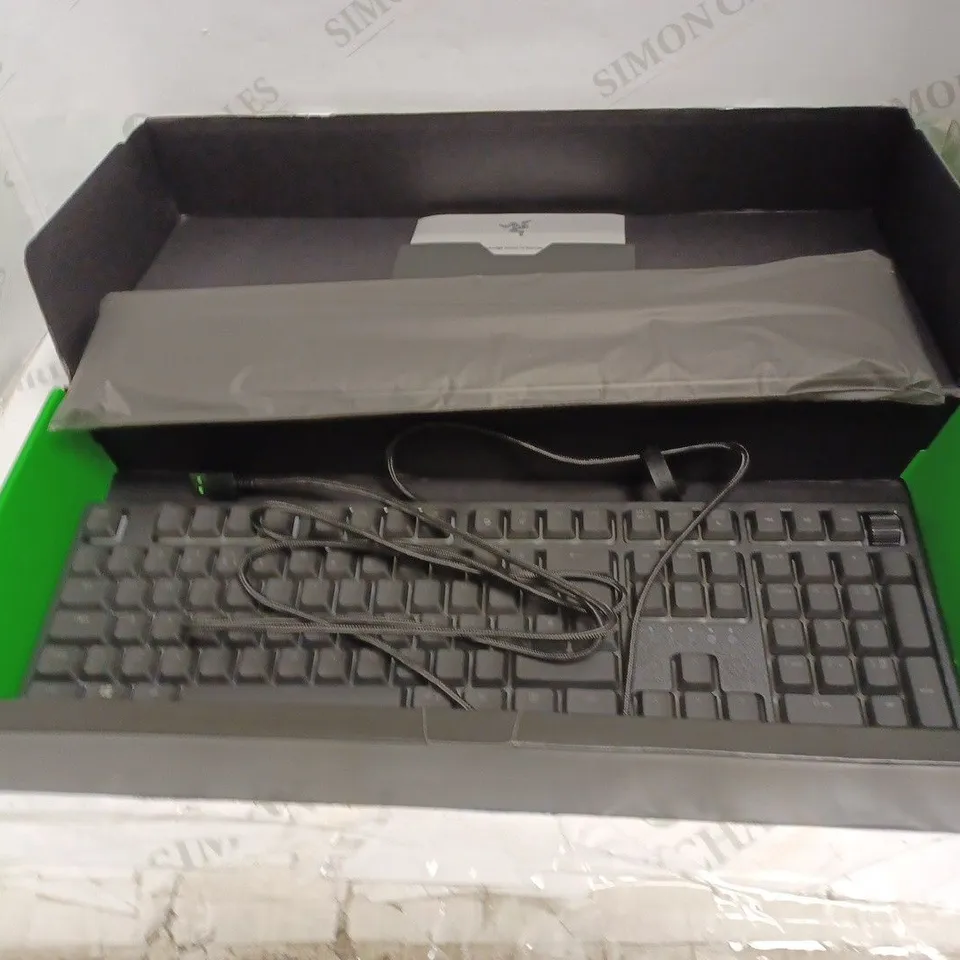 RAZOR ORNATA MECHA-MEMBRANE GAMING KEYBOARD