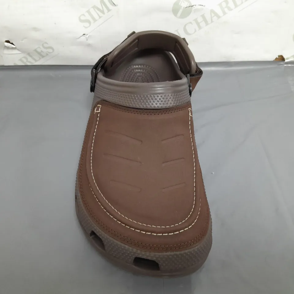 PAIR OF CROCS VISTA II CLOGS IN BROWN UK SIZE 9