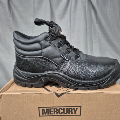 BOXED TITAN MERCURY BLACK WORK BOOTS - UK 8 