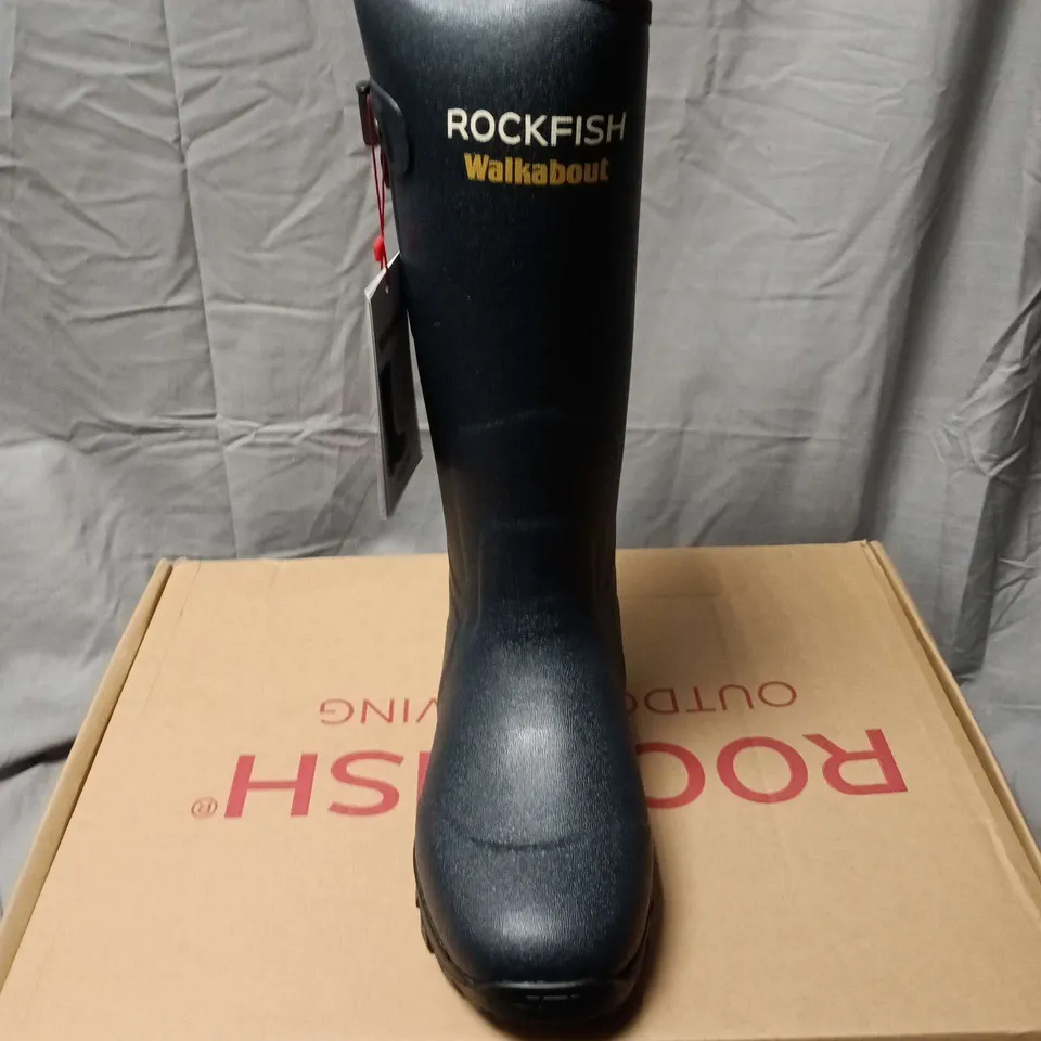 BOXED PAIR OF ROCKFISH WALKABOUT BOOTS IN OXFORD BLUE - UK 7