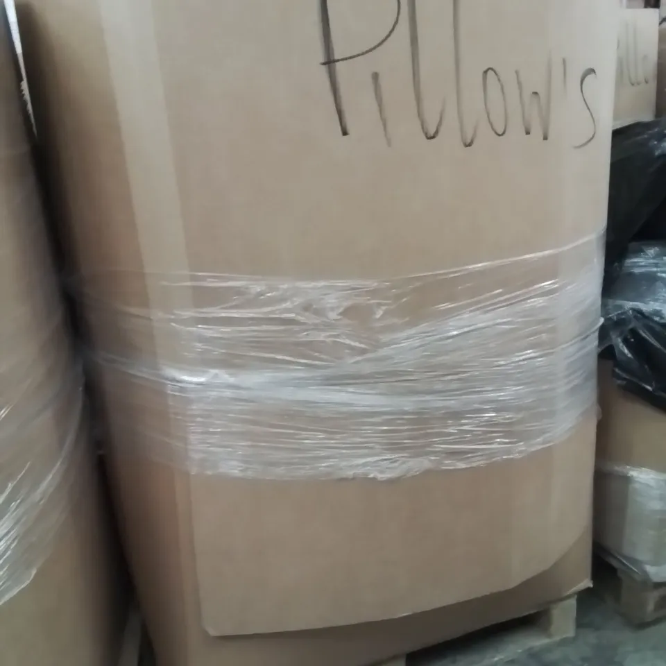 PALLET CONTAINING A LARGE QUANTITY OF PILLOWS 