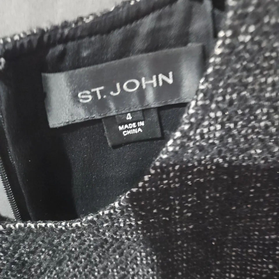 ST. JOHN WOMEN'S TWEED SLEEVELESS DRESS, LABEL SHOWS SIZE 4 – BLACK & SILVER