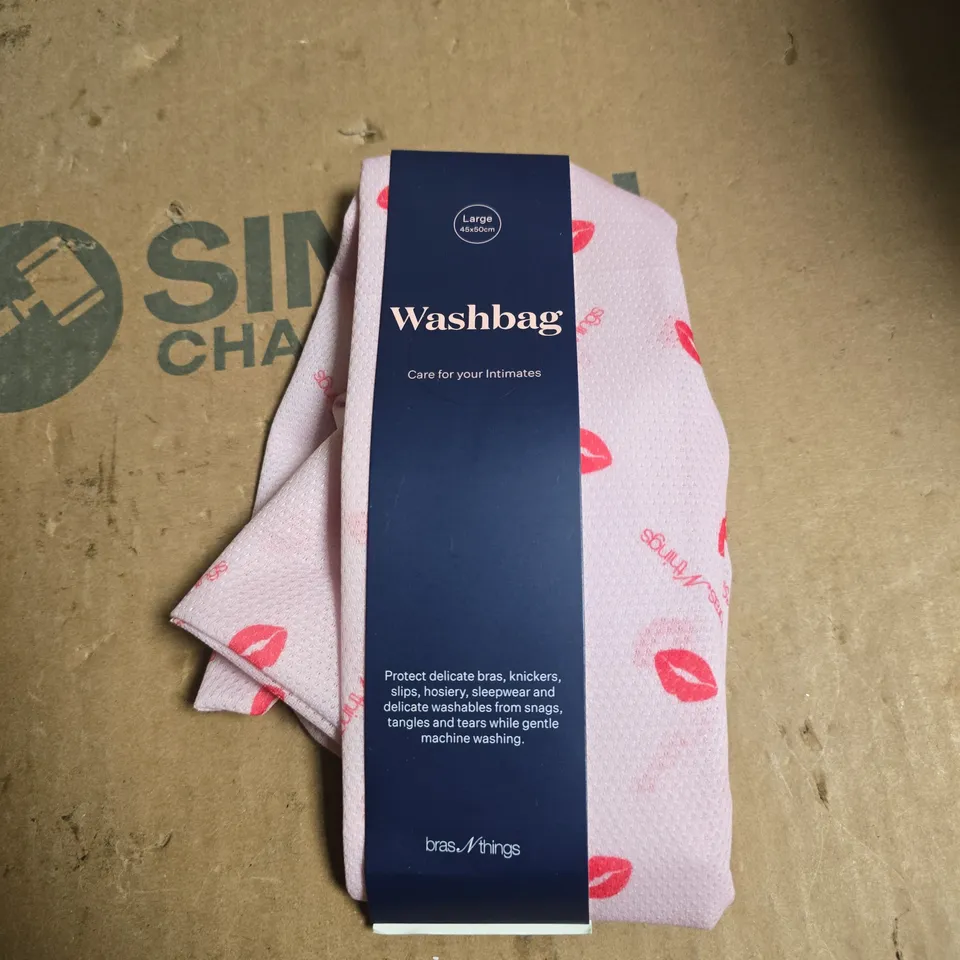 BOX OF APPROXIMATELY 10 ASSORTED COSMETIC ITEMS INCLUDING LARGE WASHBAG AND CHAMPNEYS MOISTURISING FACE MASK 