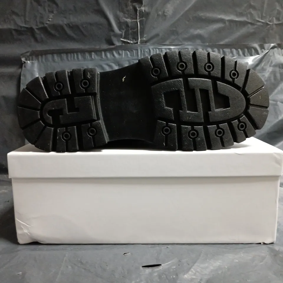 BOXED PAIR OF CONZURI ANKLE BOOTS IN BLACK SIZE UK 9