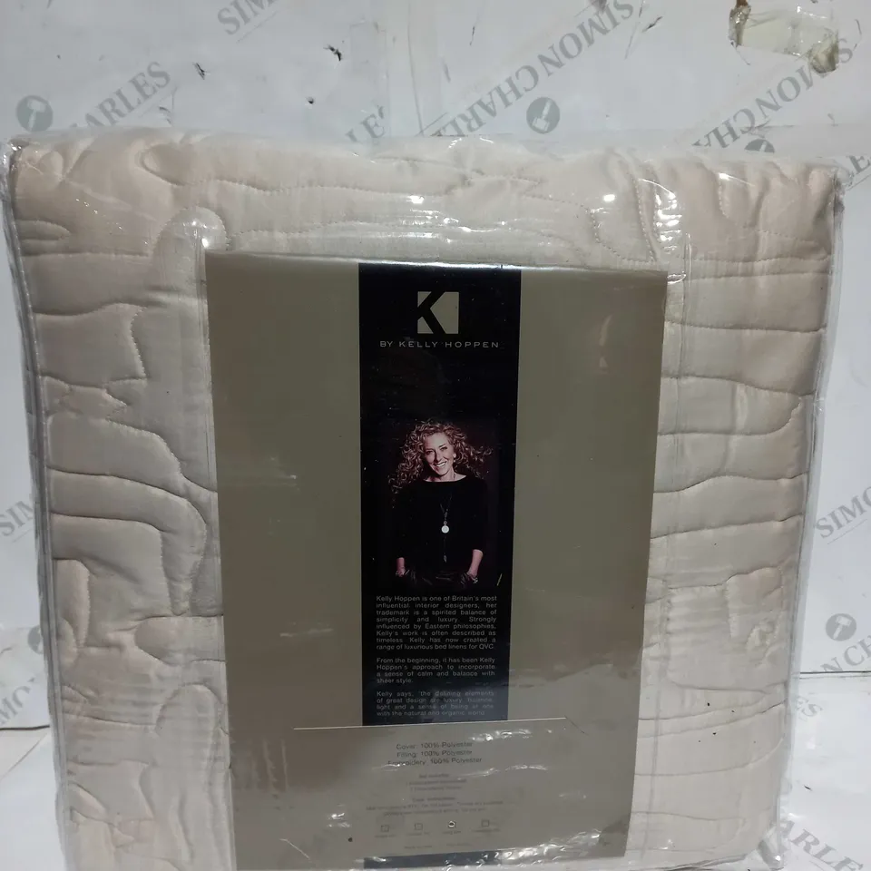 BOXED KELLY HOPPEN GEO BEDSPREAD AND SHAMS IN LATTE - DOUBLE 