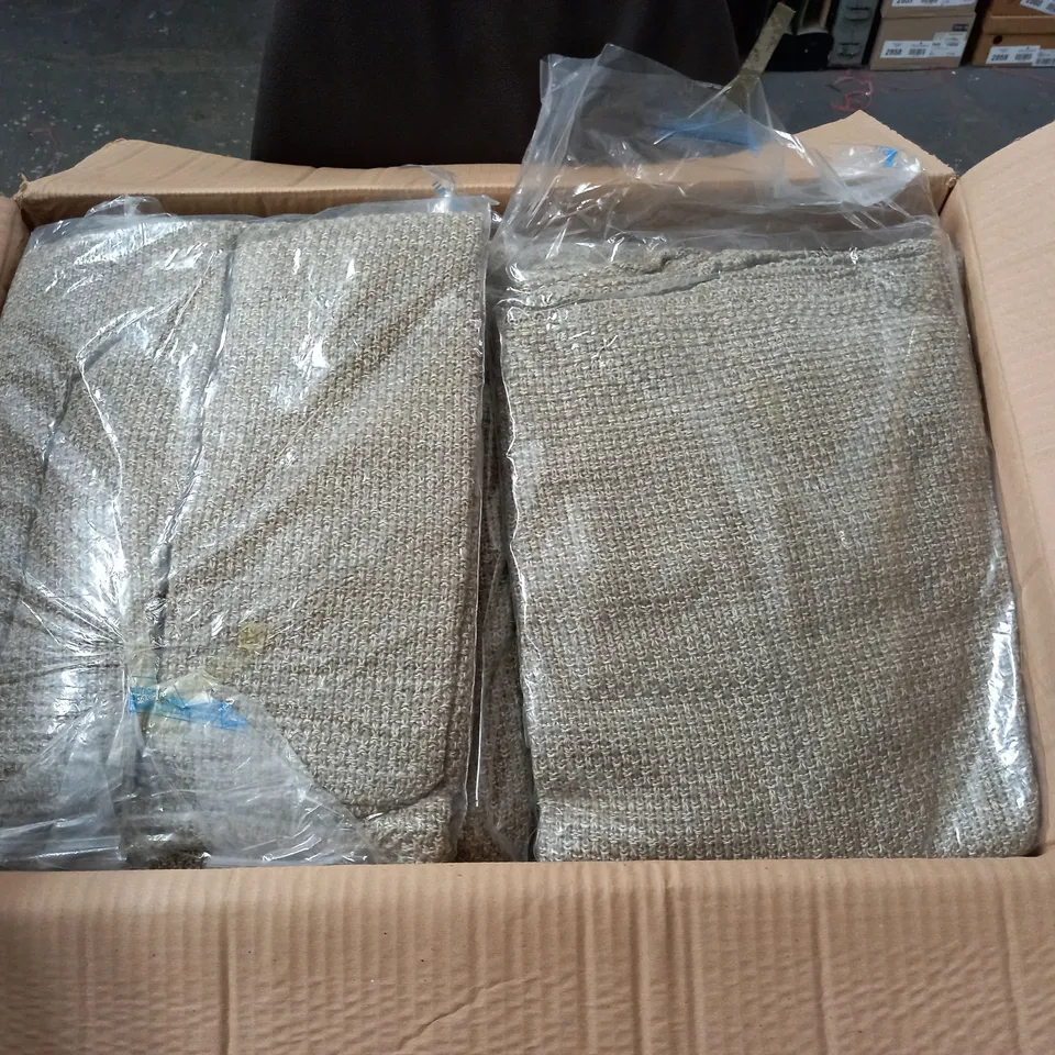 LOT OF 22 AS NEW KNITTED V-NECK JUMPERS - SIZE UNSPECIFIED