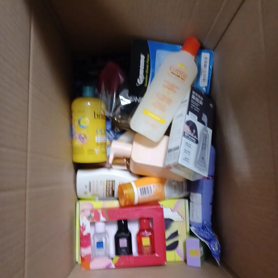 BOX OF APPROXIMATELY 20 ASSORTED ITEMS TO INCLUDE CANTU SHAMPOO, MONDAY MOISTURE SHAMPOO, SUNNY BRAZILIAN BATH GEL ETC