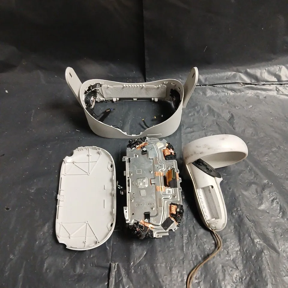 OCULUS FACEBOOK VR HEADSET MODEL KW49CM – DISASSEMBLED COMPONENTS
