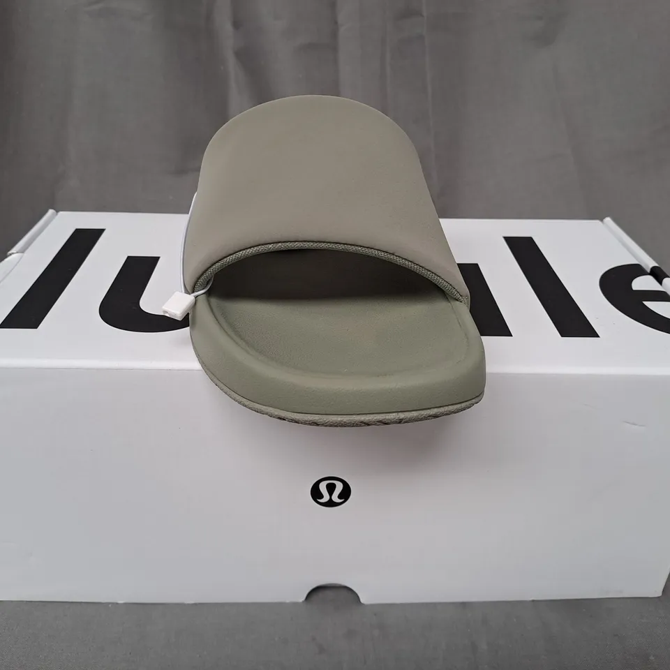 BOXED PAIR OF LULULEMON RESTFEEL SLIDERS IN OLIVE UK SIZE 5.5