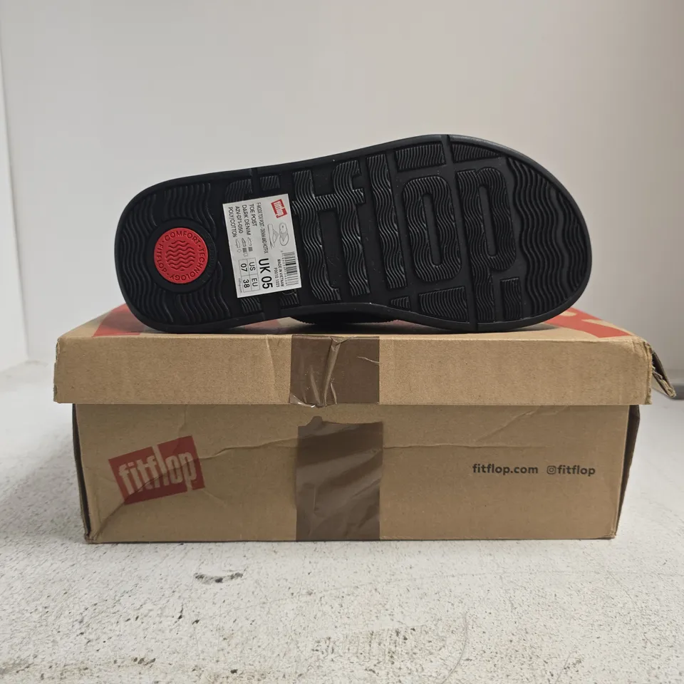 BOXED PAIR OF FITFLOP F-MODE TOE POST PLATFORM SANDALS IN DENIM BLUE SIZE UK 5