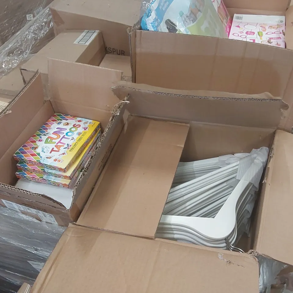 PALLET TO CONTAINING A VERY LARGE QUANTITY OF ASSORTED ITEMS INCLUDING: COOLER BAGS, HEN PARTY PHOTO PROPS, TOILET SEATS, COAT HANGERS ECT